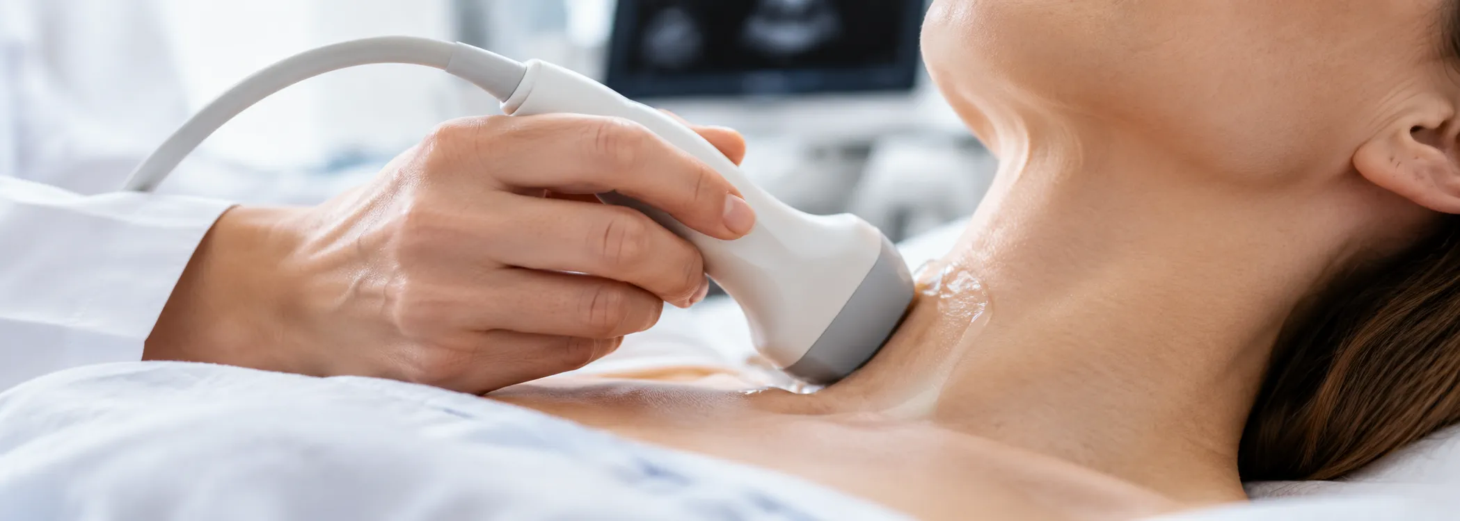 Ultraschalluntersuchung der Schilddrüse am Hals